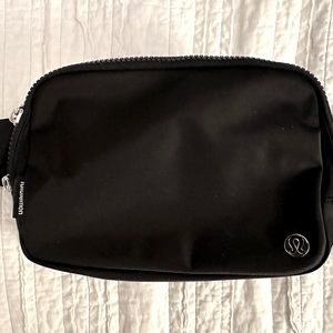 Everywhere Belt Bag Large 2L. LIKE NEW